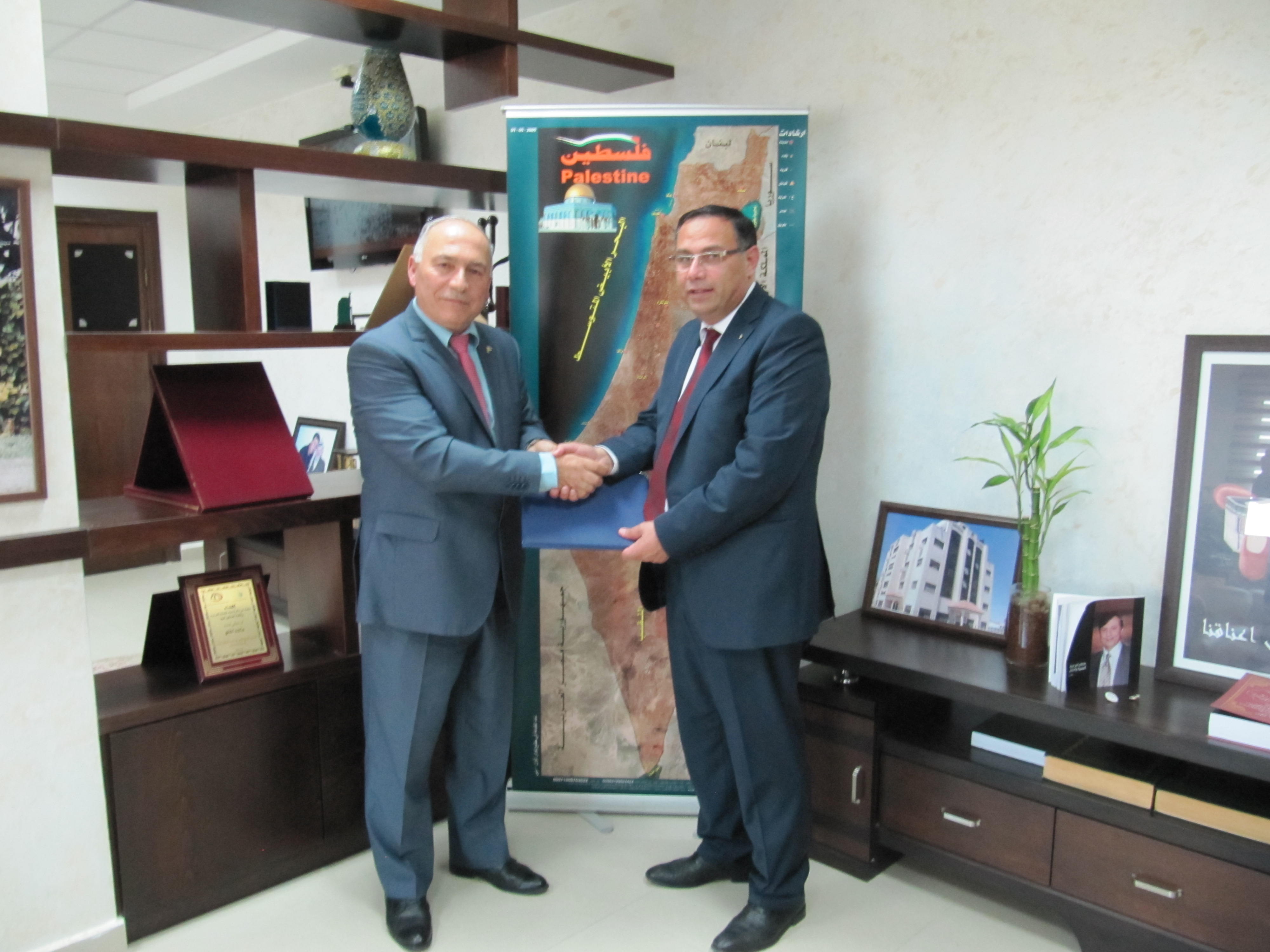 توقيع إتفاقية انضمام موظفي جامعة الخليل وانتفاعهم بأحكام قانون التقاعد العام رقم 7 لسنة 2005