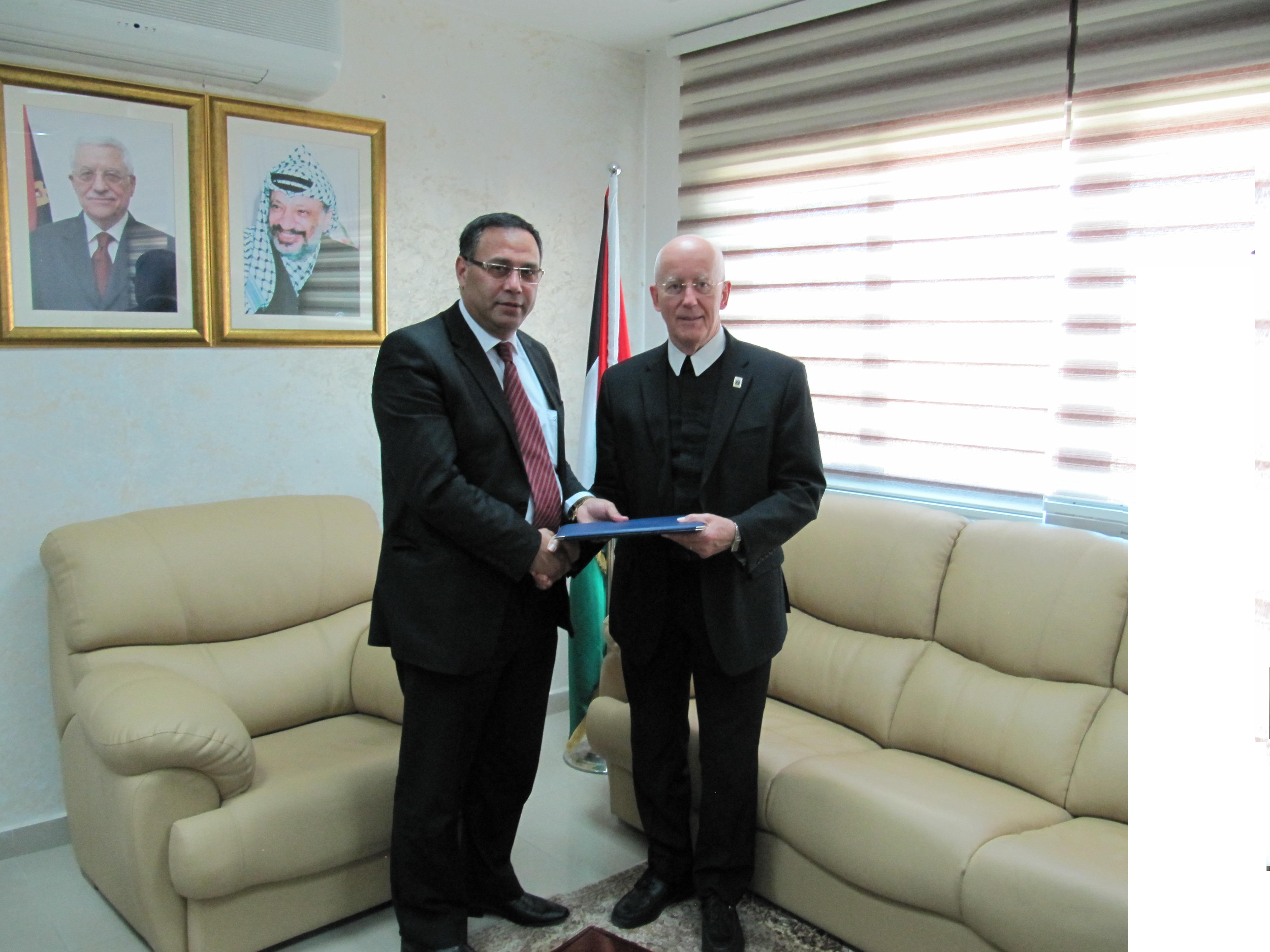 توقيع إتفاقية انضمام موظفي جامعة بيت لحم وانتفاعهم بأحكام قانون التقاعد العام رقم 7 لسنة 2005