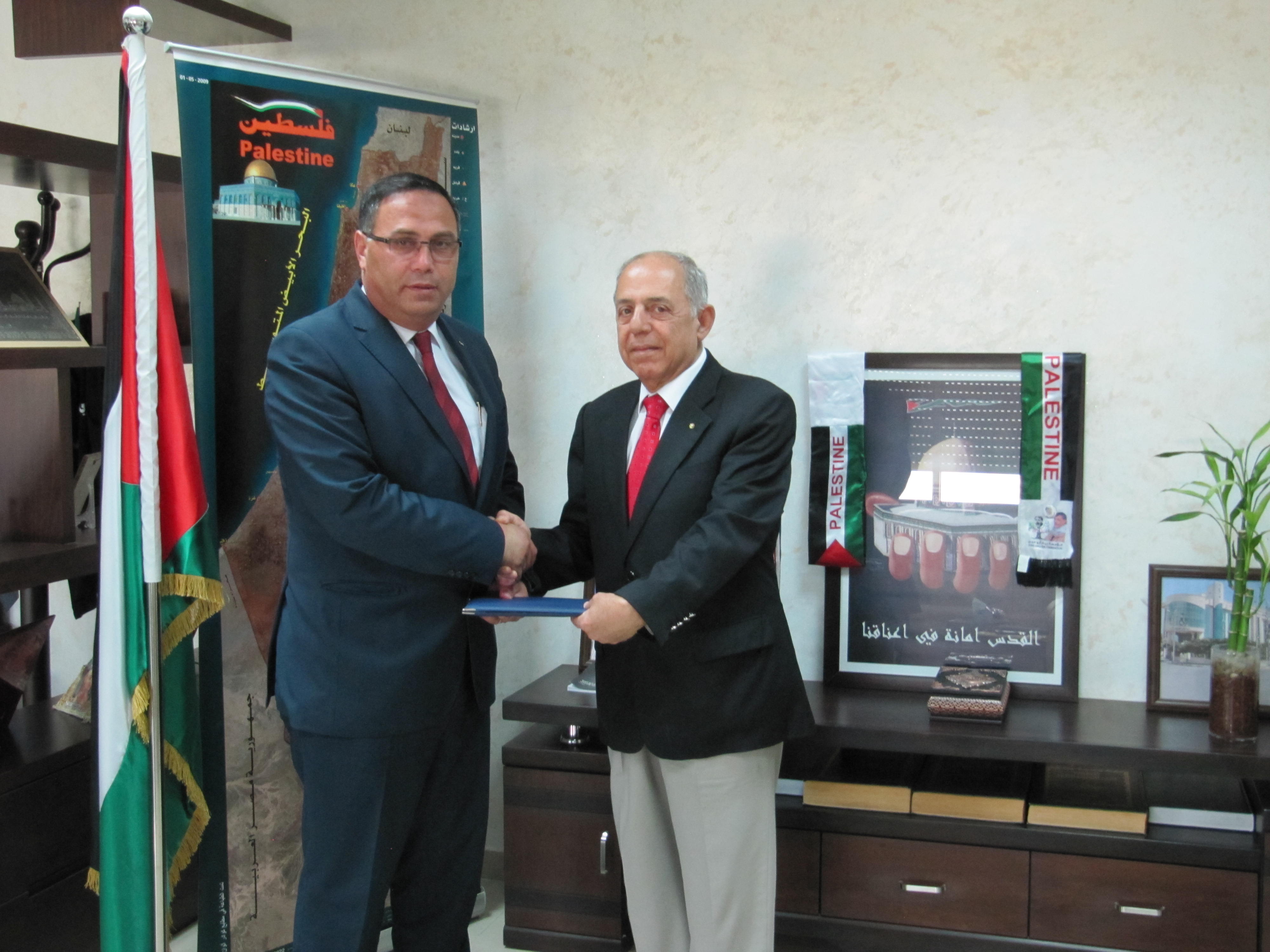 توقيع إتفاقية انضمام موظفي بلدية بيرزيت وانتفاعهم بأحكام قانون التقاعد العام رقم 7 لسنة 2005